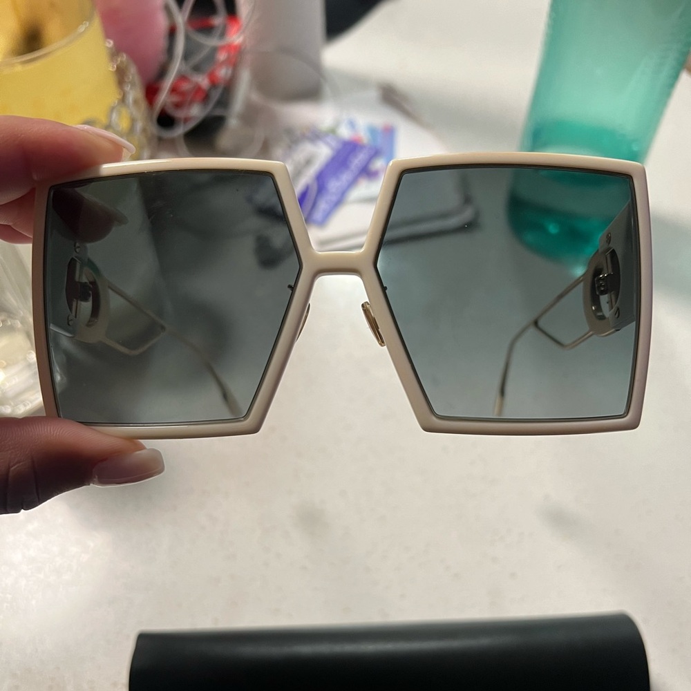 Dior 30Montaigne SU
Oversized white Square Sunglasses